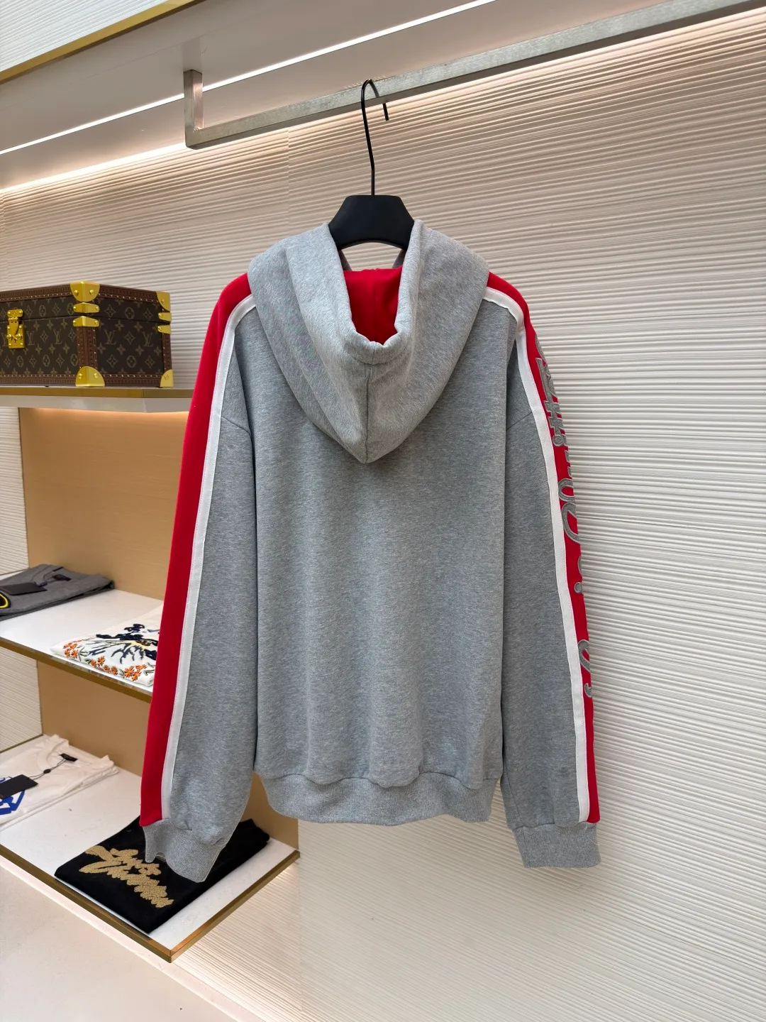 LOUIS VUITTON SKI ski series color-blocked hooded sweatshirt ●Original version: purchased and developed by 14180 ●Item number: 1681688-A95 ●Fabric: cotton fabric ●Technology: embroidery production ●Color: red, white and gray ●Version: fitted version ●Weight: about 725 grams ●Size: S-M-L-XL ●Description: This hooded sweatshirt is made of high-density cotton blend fabric and has been pre-shrunk to ensure it is not easily deformed after wearing. The main body of the shirt is gray, and the sleeves are spliced ​​with red and white webbing to create a sharp contrast. The LV logo on the chest adopts three-dimensional embroidery technology, with fine stitching and strong three-dimensional effect. The letter patterns on the sleeves also use embroidery technology, with smooth lines and rich layering. The hooded design is equipped with a drawstring with metal decoration at the end, which is both beautiful and practical. There are kangaroo pockets on both sides of the body for easy placement of small items. The cuffs and hem are ribbed to increase wearing comfort while effectively preventing wind. The overall cut is loose and suitable for a variety of body types. All sutures are made of high-strength polyester threads, which have been tested many times to ensure that they will not open during long-term wear. The overall wiring is straight and delicate, the fabric is comfortable and soft, and the color is consistent without color difference. It can be matched with the same style to create a fashionable look and control various occasions. Customized accessories, complete with three standards, same style for men and women!